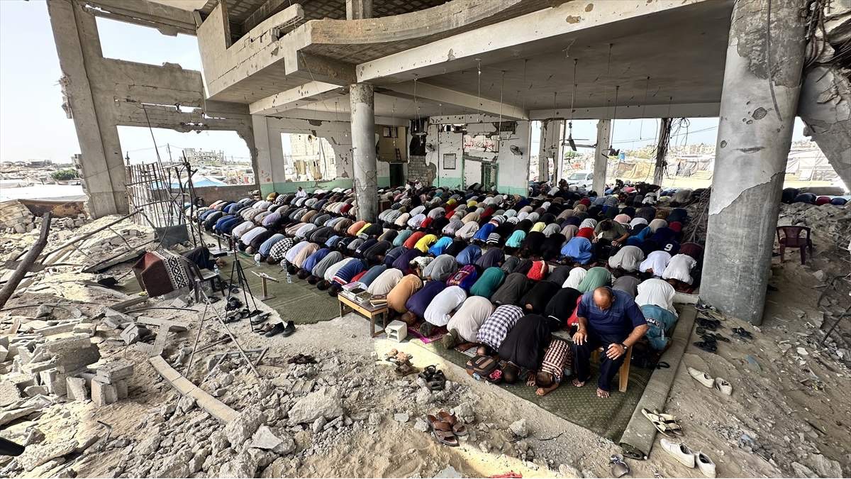 Palestinci na ruševinama džamije u Gazi klanjali džuma-namaz