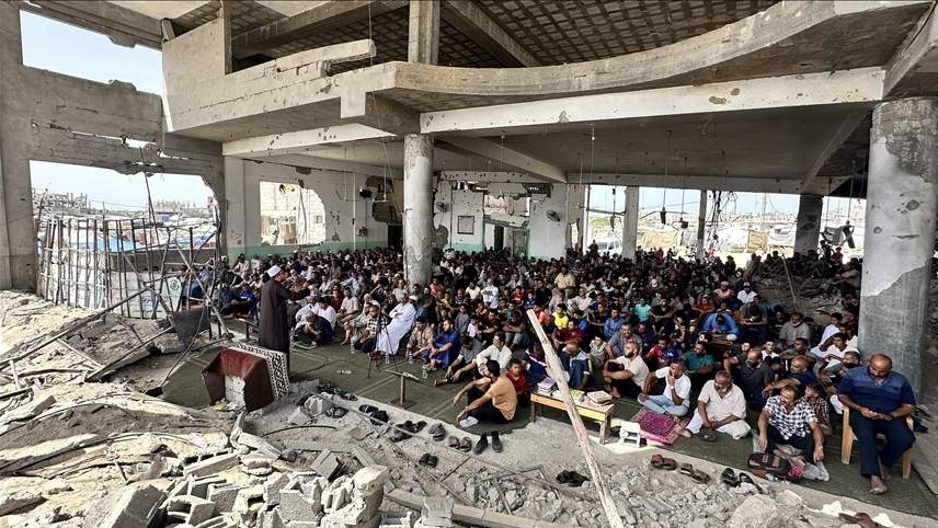 Palestinci na ruševinama džamije u Gazi klanjali džuma-namaz