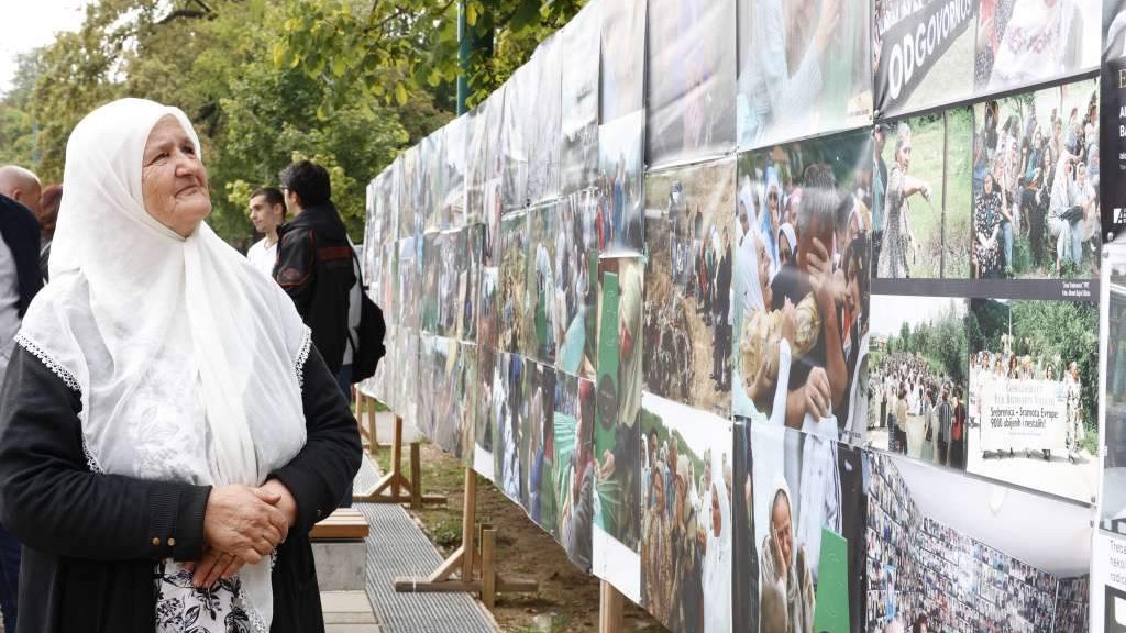 U Sarajevu otvorena izložba fotografija 'Bol majki Srebrenice' autora Ahmeta Bajrića