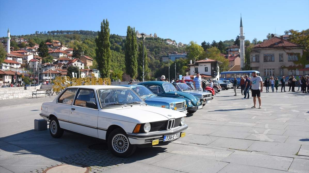 Svjetski dan turizma: Kod sarajevske Vijećnice oldtimeri i Centrotransov autobus iz 1963.