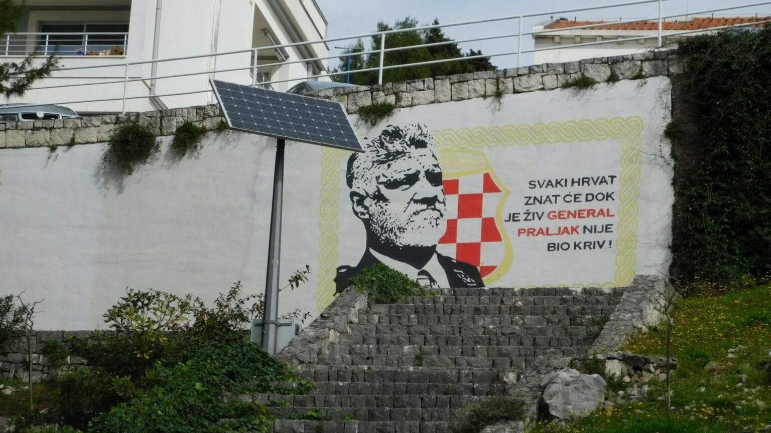 Neum pod zastavama Herceg-Bosne: Državni simboli nestali, mural ratnog zločinca u centru pažnje