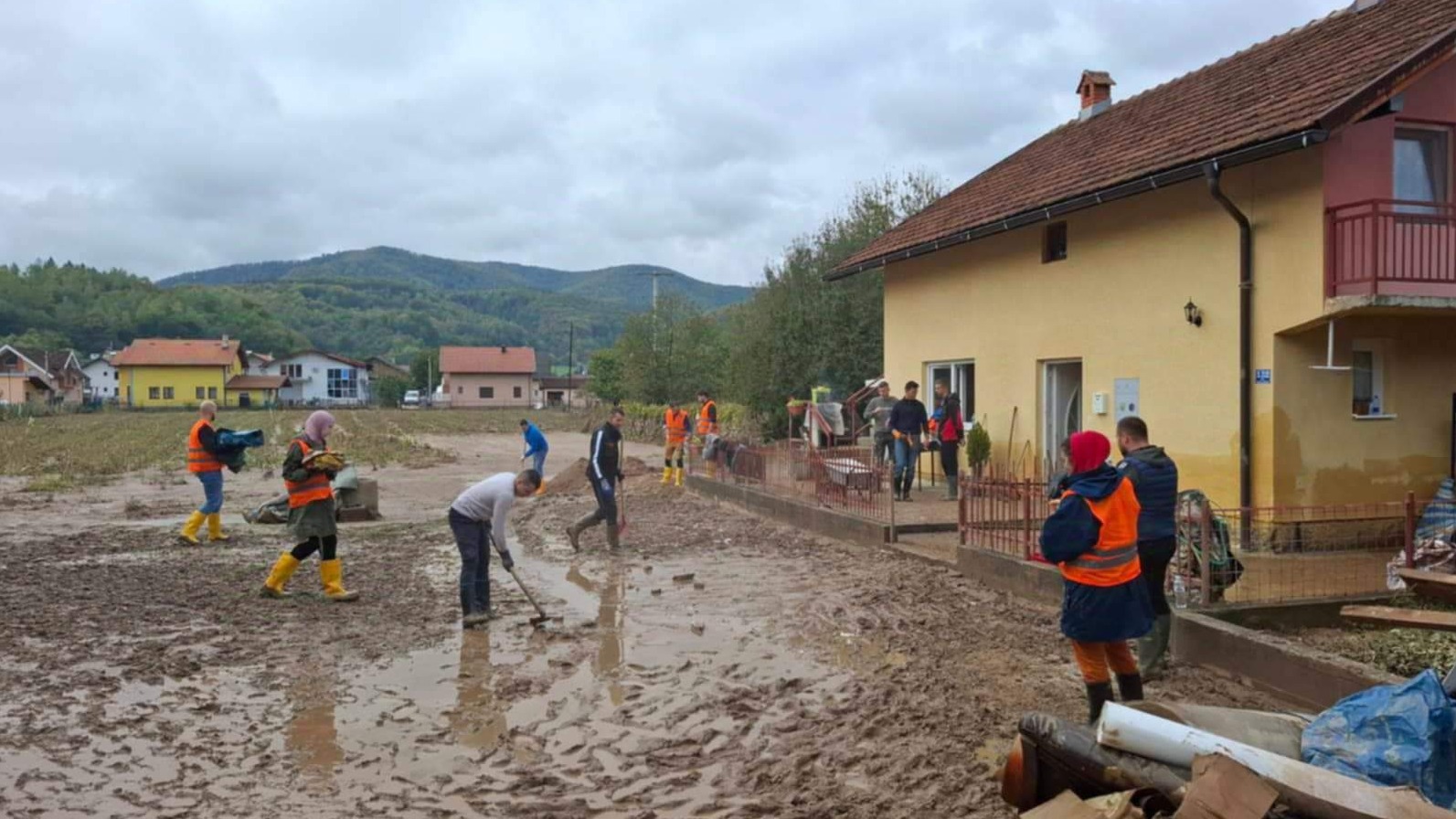 Mreža mladih na terenu: U Kiseljaku se čiste dvorišta i priprema humanitarna pomoć