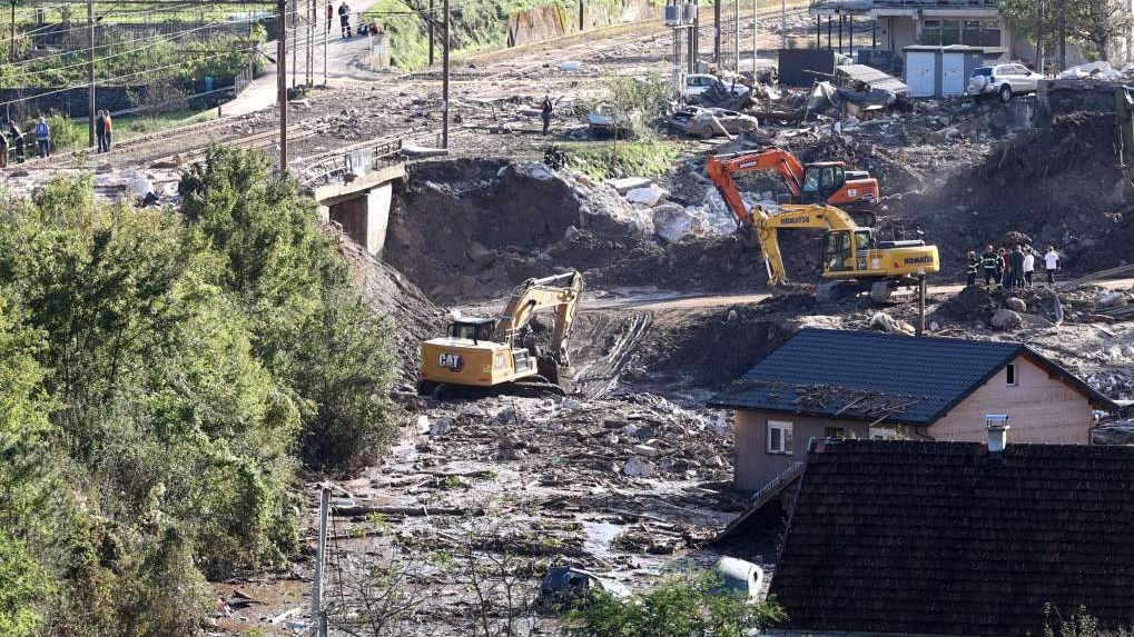 Spasioci i dalje tragaju za nestalim, evakuirano stanovništvo ugroženih područja