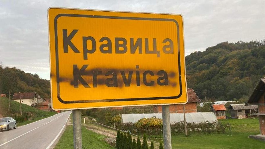 Uništeni znakovi sa imenima naselja u Kravici: Vandalizam pogađa oba entiteta