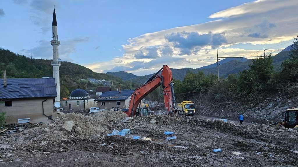 Uređuje se lokalitet za postavljanje kontejnerskog naselja u Jablanici, na terenu i pripadnici OSBiH