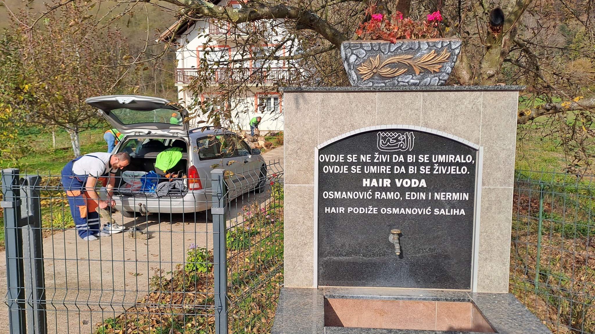 Članovi Putevima spasa i slobode - Doboj iscijepali i složila drva Osmanović Salihi, majki-heroini