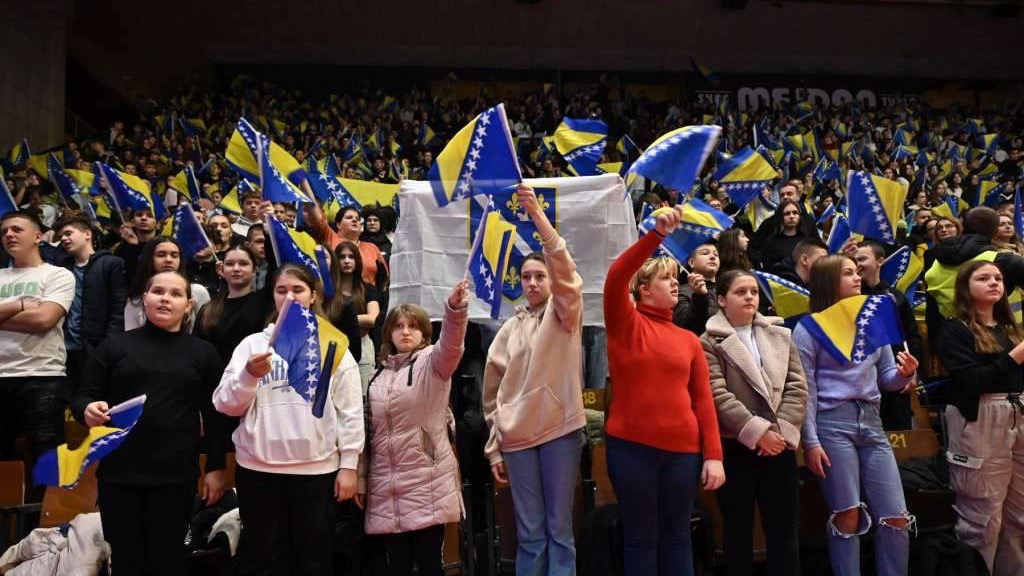 Manifestacijom 'Mojoj domovini' više hiljada učenika iz Tuzle čestitalo Dan državnosti BiH