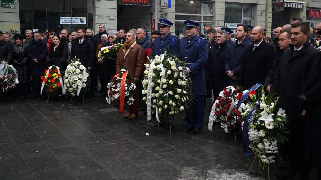 Polaganjem cvijeća kod Vječne vatre brojne delegacije obilježile Dan državnosti BiH