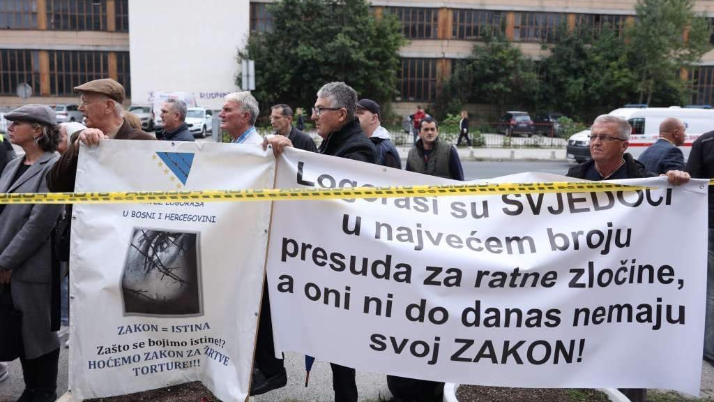 Saopštenje Saveza logoraša u Bosni i Hercegovini u povodu 32. godišnjice zatvaranja logora "Lovački dom - Franjo Herljević" u zavidovićkoj Kamenici