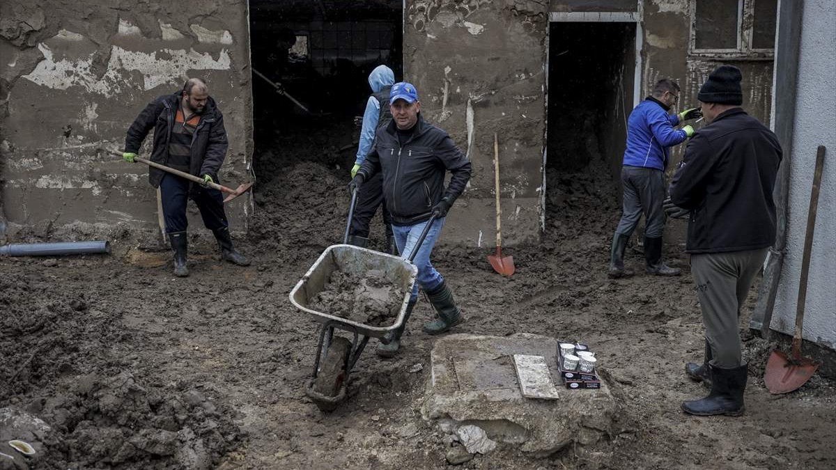 Imami iz Mostara i Prozora u akciji čišćenja pomoćnih objekata džamije u Donjoj Jablanici