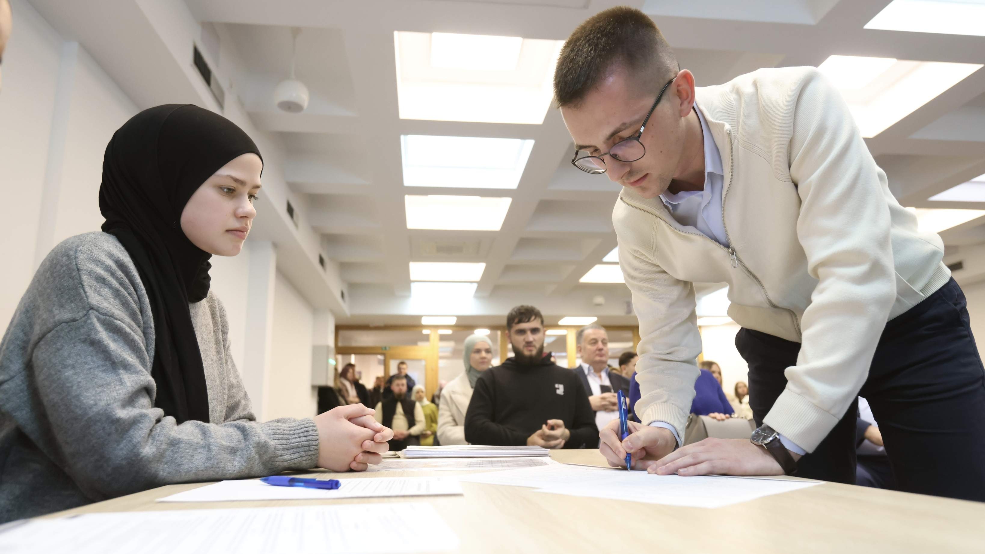 Fond "Bošnjaci": Potpisani ugovori o stipendiranju učenika i studenata