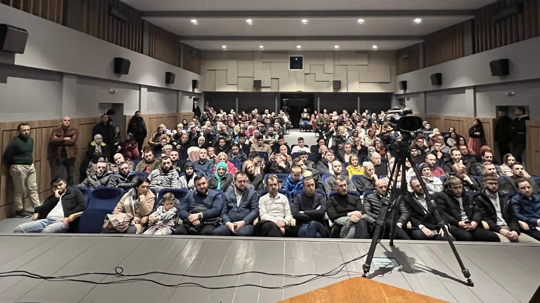 Pred velikim brojem prisutnih na tribini u Orašju govorio hafiz Ammar Bašić 