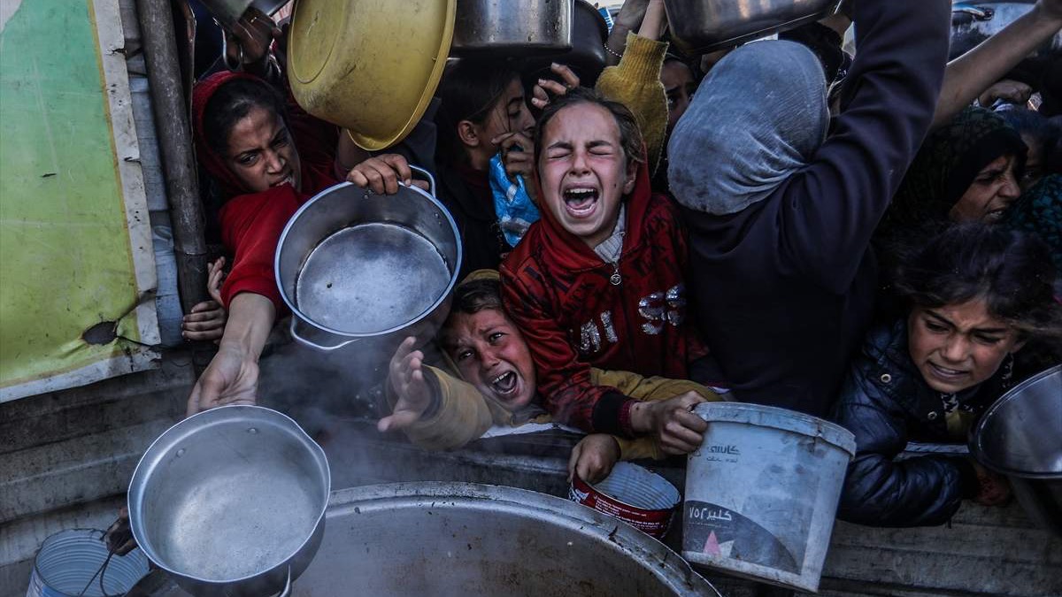 Palestinci čekaju hranu u Khan Younisu, boreći se da prežive