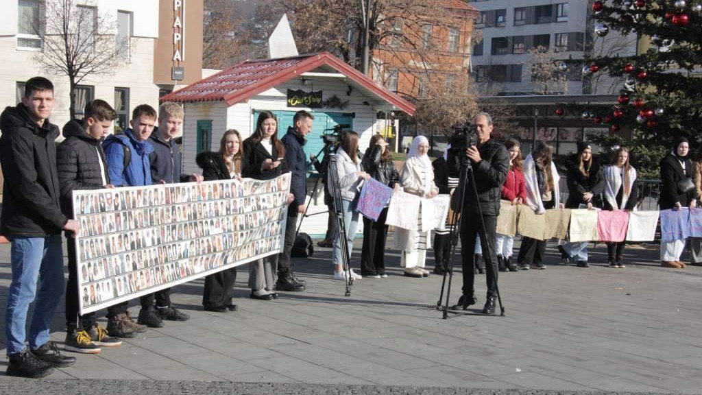 Održano mirno okupljanje Majki Srebrenice u Tuzli