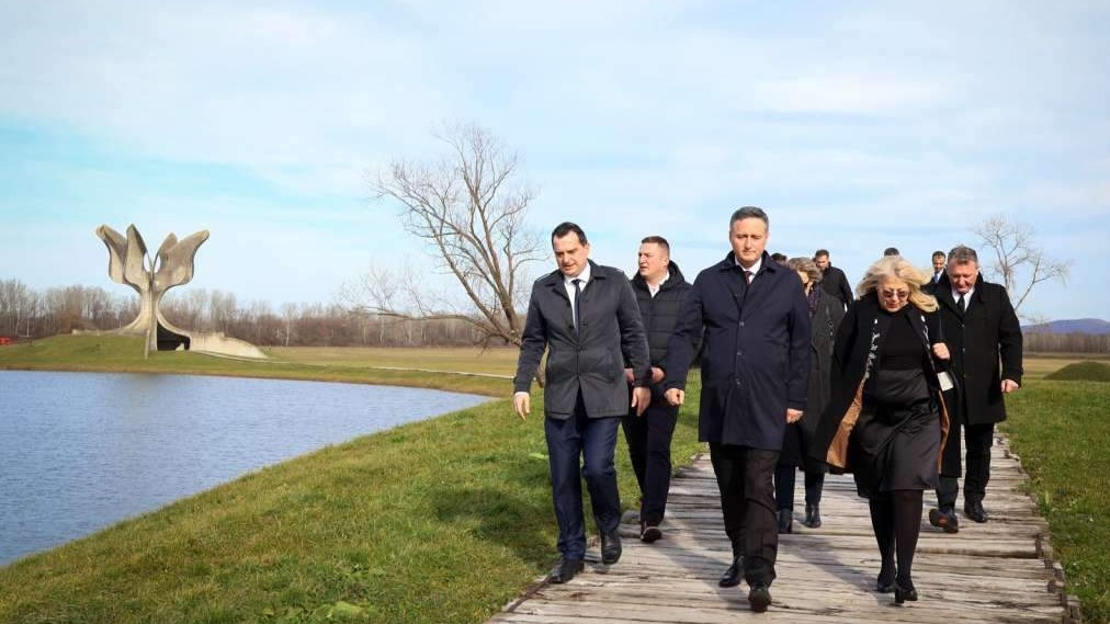 Bećirović u Jasenovcu: Državnici iskazuju poštovanje svim nevinim žrtvama