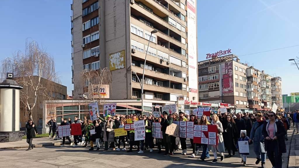 Nekoliko hiljada građana na mirnim protestima i šetnji pod motom "Zenica ustaje"