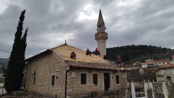 Trebinje: Postavljen novi alem na kupoli džamije u Pridvorcima