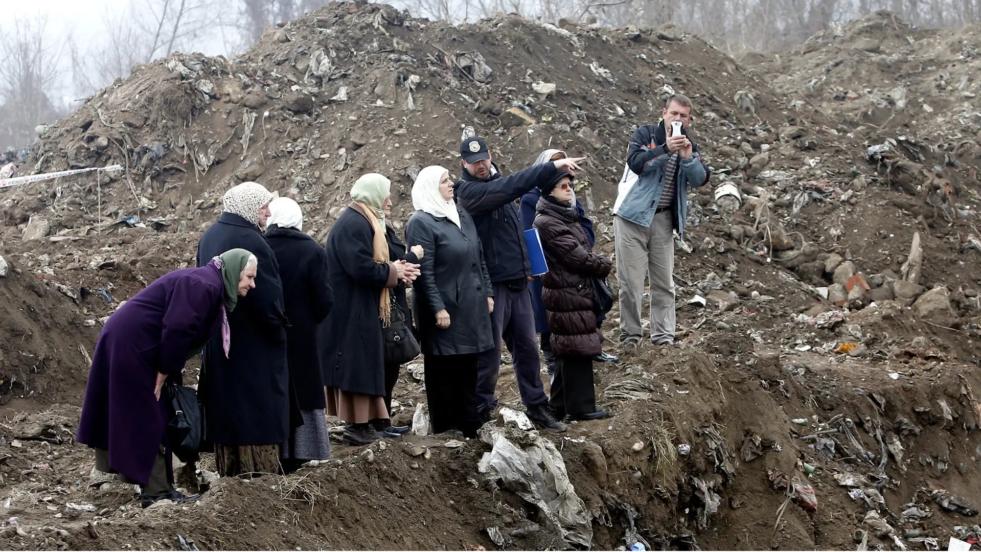 Tri decenije nakon rata: Majkama Srebrenice izdata prva potvrda za obilježavanje masovnih grobnica