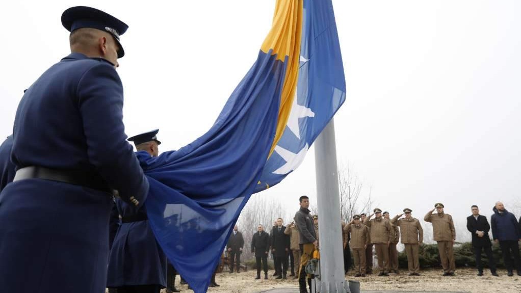 Podignuta zastava Bosne i Hercegovine na brdu Hum povodom Dana nezavisnosti