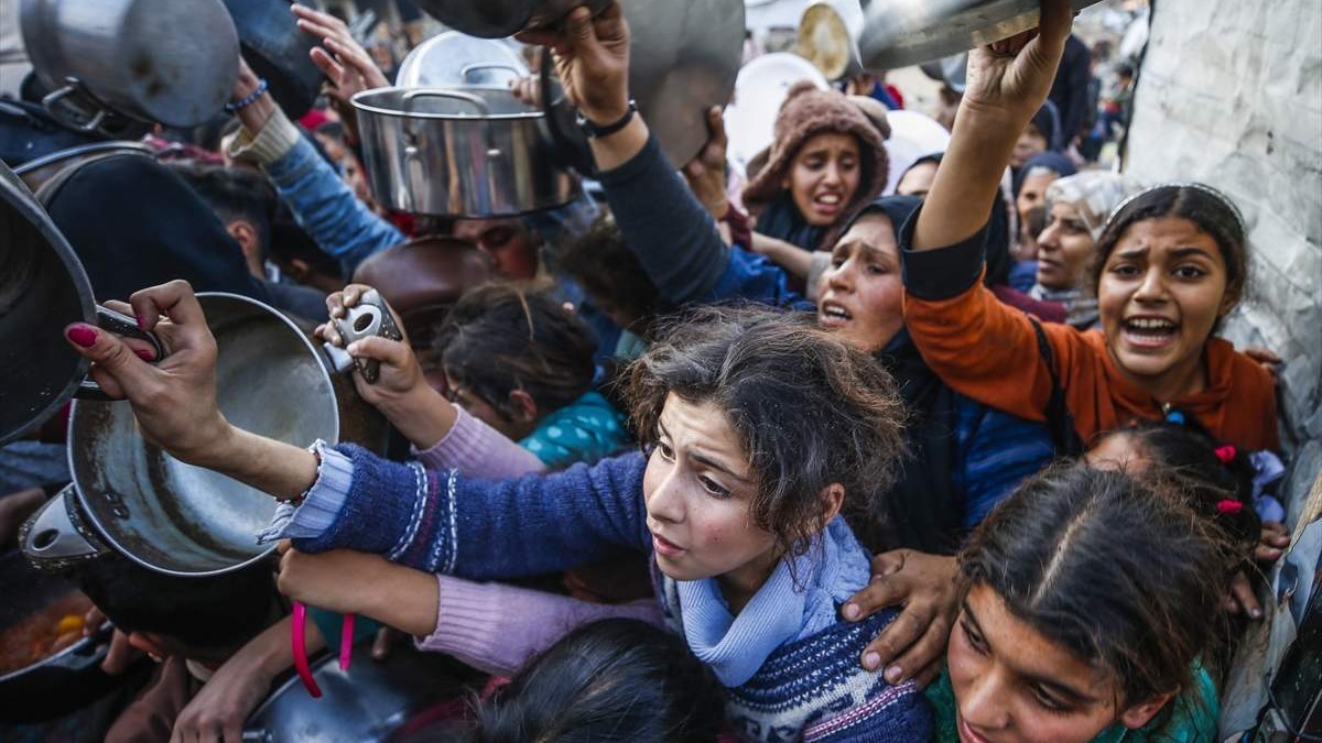 Palestinci u dugim redovima za hranu zbog izraelske blokade humanitarne pomoći