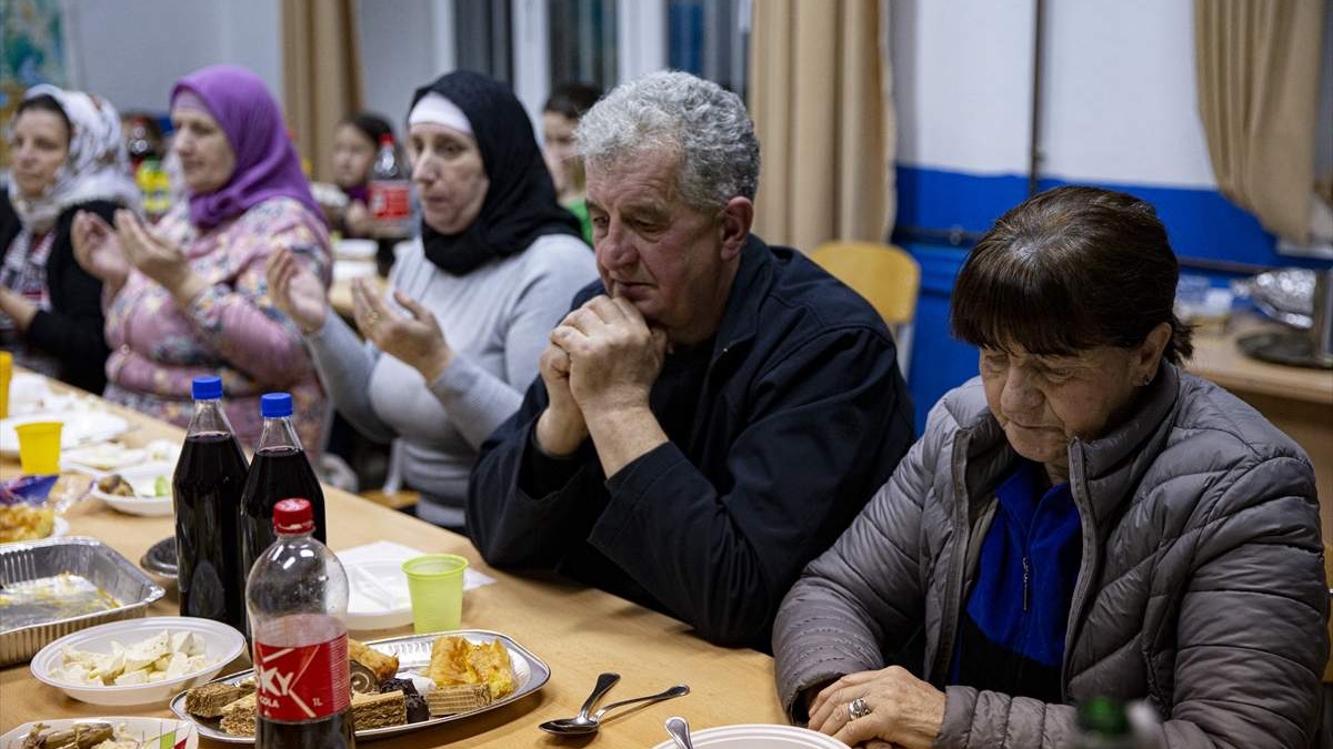 Svećenik u BiH priredio iftar za komšije Bošnjake