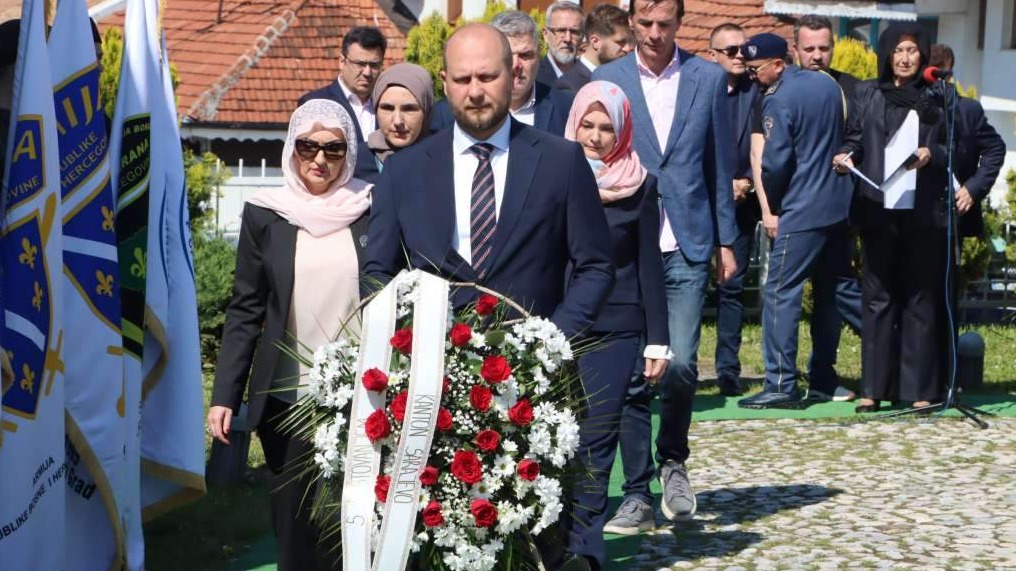 Delegacija KS obilježila 33. godišnjicu bitke za odbranu Predsjedništva Republike BiH