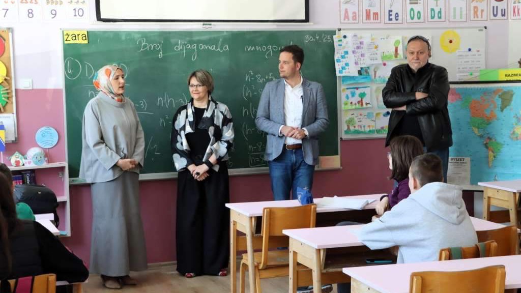 Premijer Uk s ministrima posjetio obnovljenu OŠ "Šejh Muhamed ef. Hadžijamaković'