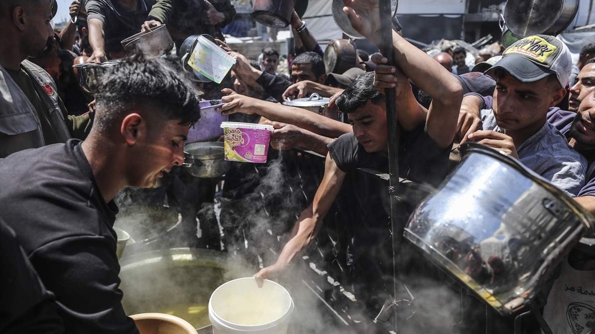 Gladni Palestinci u Gazi satima čekaju tanjir supe na posljednjim mjestima za podjelu hrane