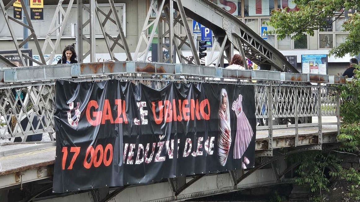 Na Eiffelovom mostu u Sarajevu istaknut transparent posvećen djeci ubijenoj u Gazi