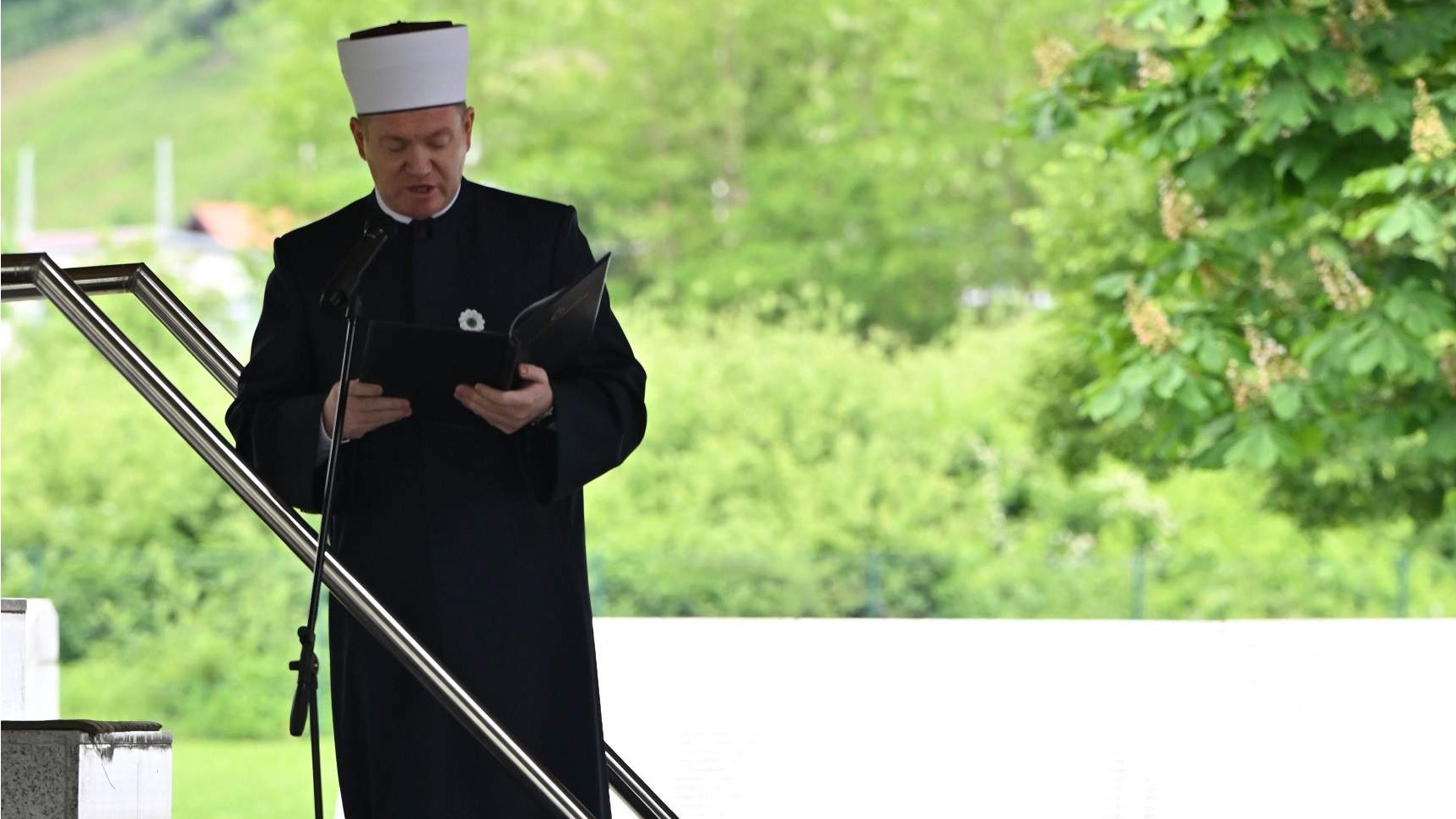 Muftija Porić u Potočarima: Srebrenica nas obavezuje da širimo istinu o njoj