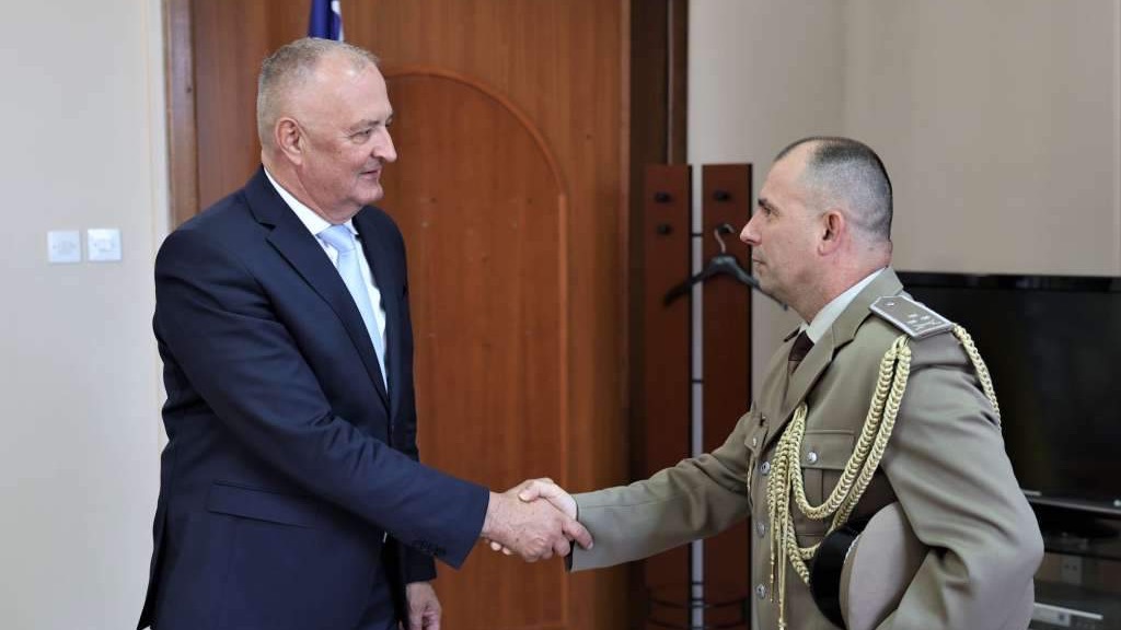 Helez održao vanredne konsultacije povodom incidenta ministra odbrane Srbije