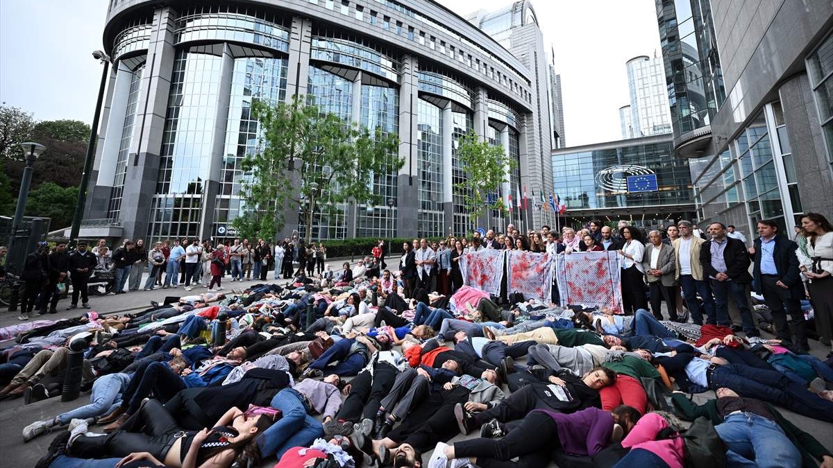 Aktivisti leže na tlu ispred Evropskog parlamenta u znak protesta protiv izraelskih napada na Gazu