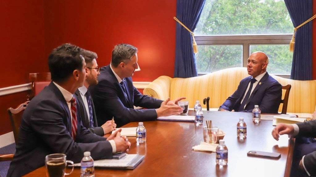 Washington: Bećirović s predsjedavajućim Odbora za vanjsku politiku Kongresa SAD-a Brianom Mastom: Fokus na sigurnost i jačanje partnerstva