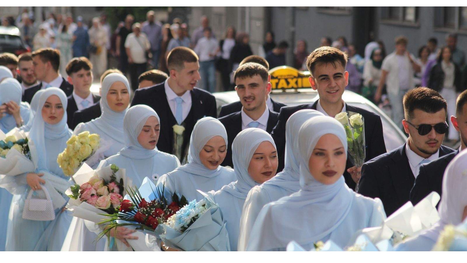 Dan ponosa i tradicije: 349. generacija maturanata Behram-begove medrese u svečanoj šetnji kroz Tuzlu
