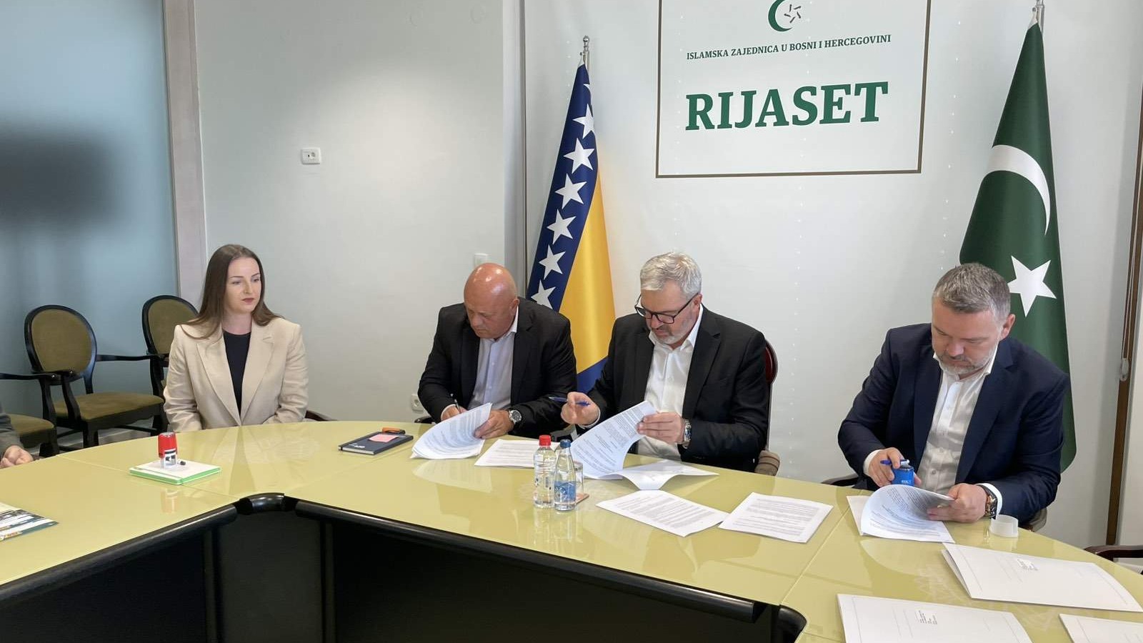 Islamska zajednica potpisala ugovore s izvođačima radova za gradnju kuća u Konjicu 