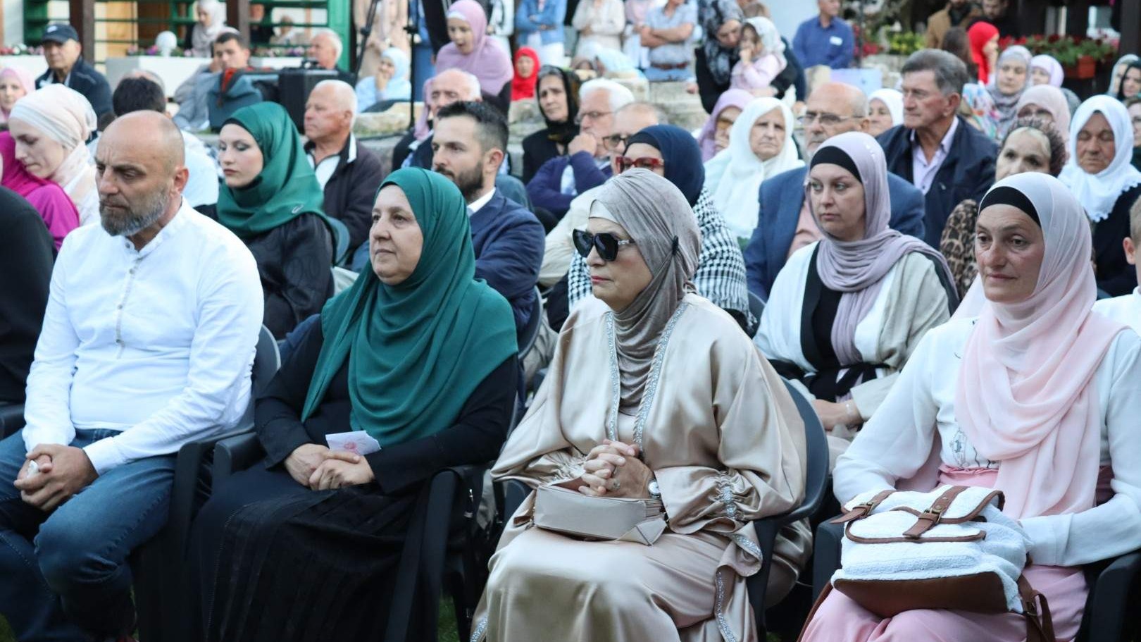 Ikrar-dovom i svečanim programom Stočani ispratili svojih šest hadžija
