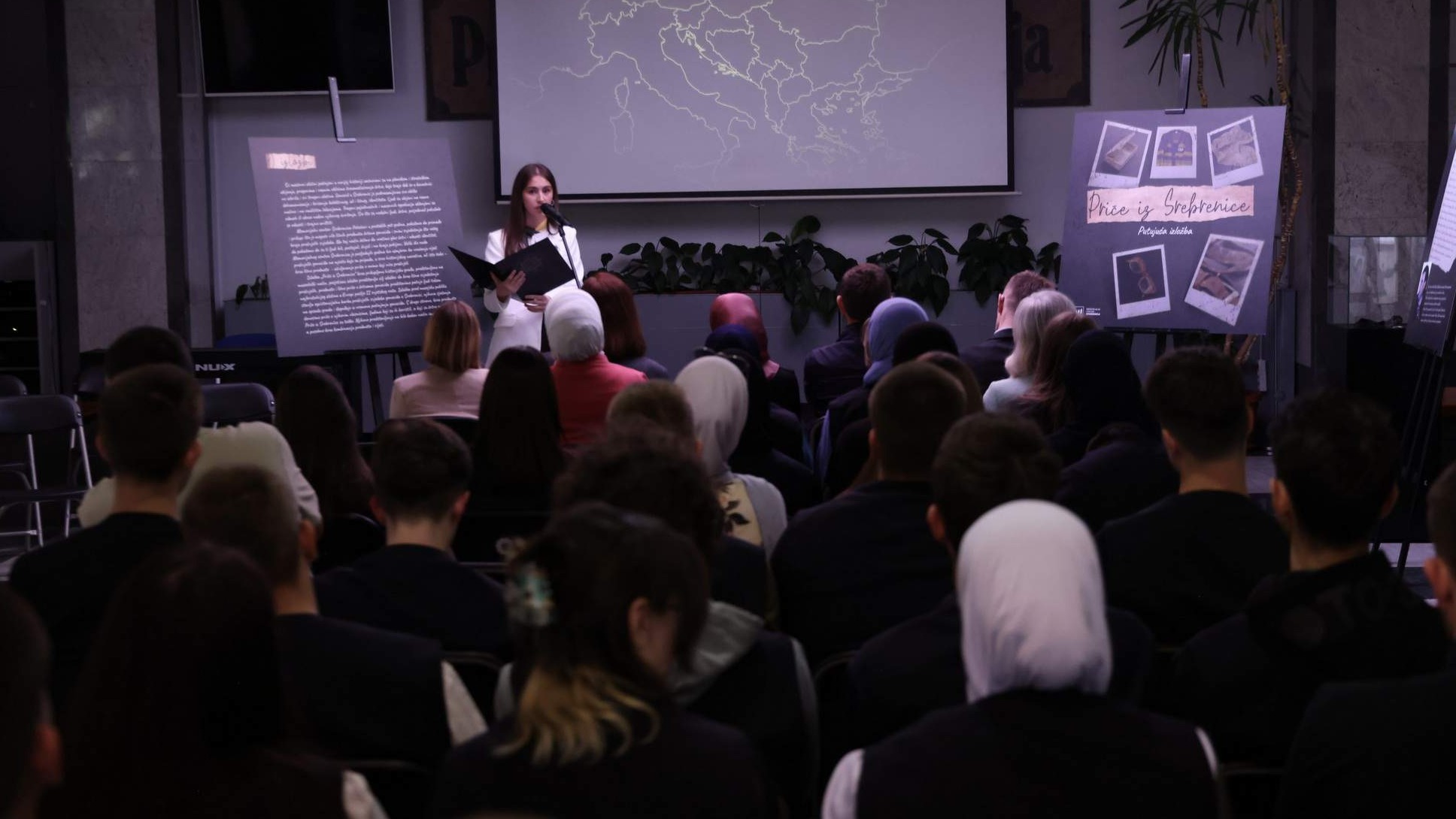 Putujuća izložba "Priče iz Srebrenice" predstavljena u Prvoj bošnjačkoj gimnaziji