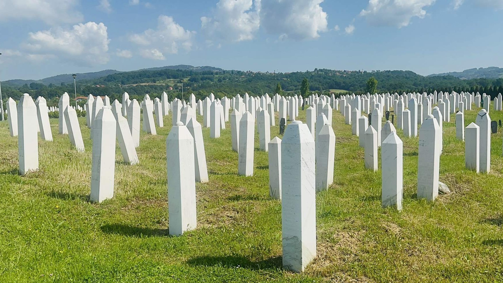 Kolektivna dženaza za šehide Zvornika 1. juna u Memorijalnom centru Kalesija Gornja