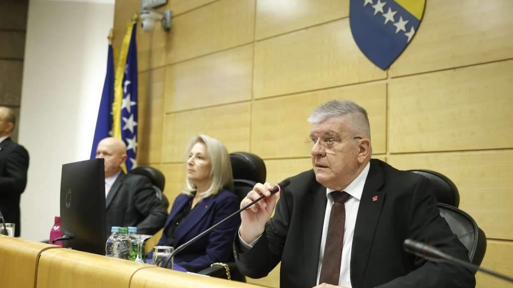 Nakon duge rasprave, utvrđen dnevni red na sjednici Predstavničkog doma