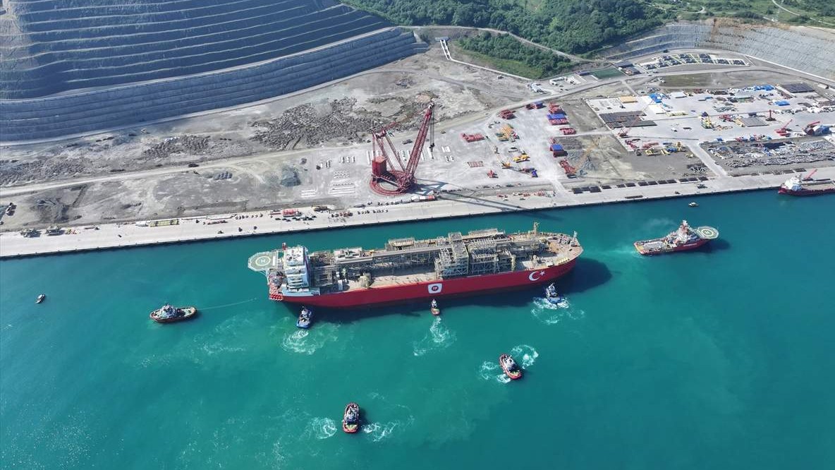 Prva turska plutajuća platforma za prirodni gas uplovila u crnomorsku luku