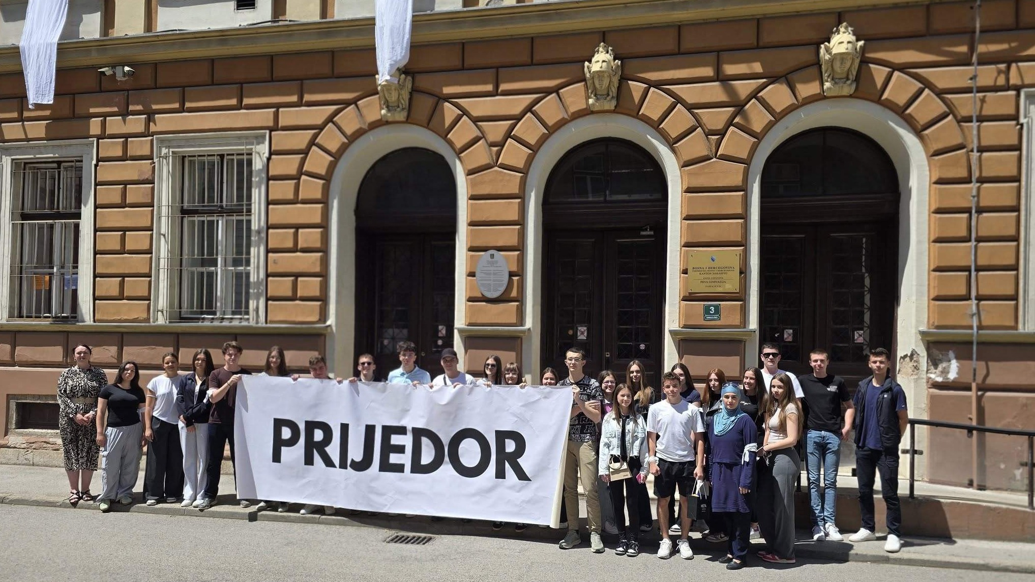 U Prvoj gimnaziji Sarajevo obilježen Dan bijelih traka: Performansom odali počast ubijenim civilima Prijedora