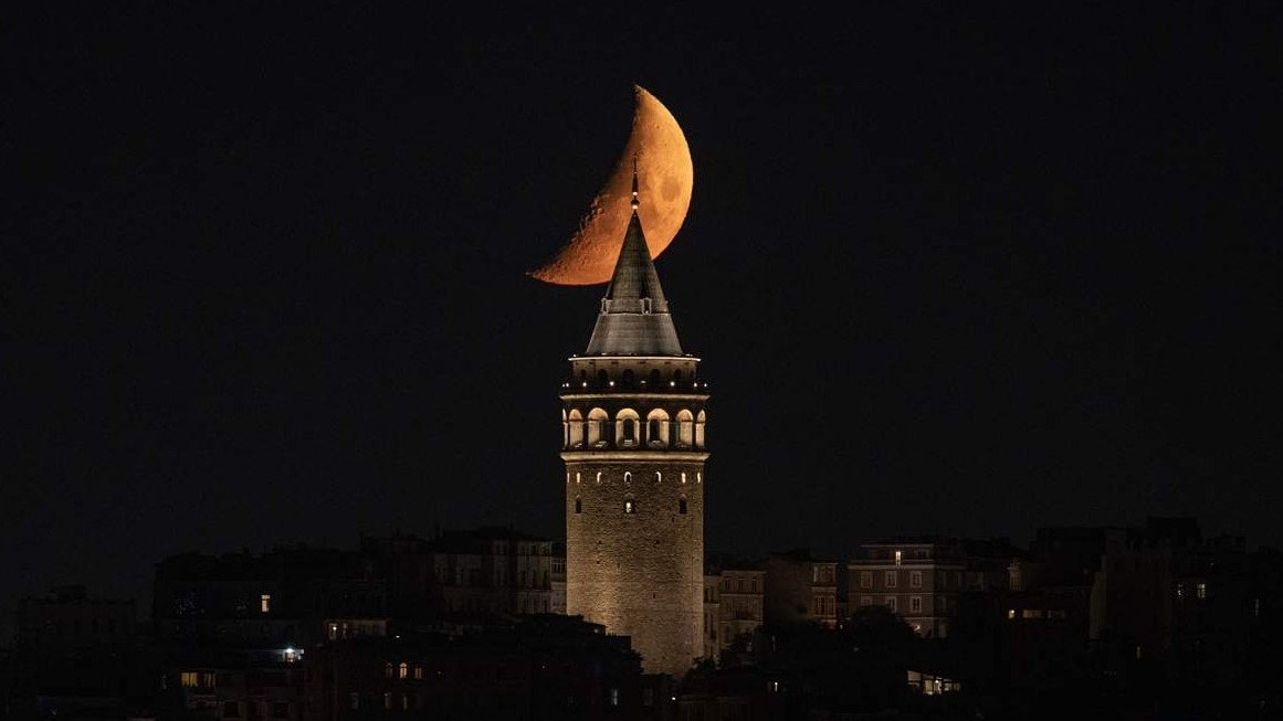 Fascinirajući prizori polumjeseca iznad Galata kule u Istanbulu