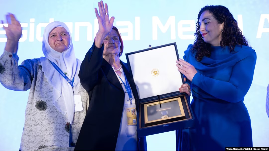 Osmani uručila "Predsjedniču medalju za zasluge" majkama Srebrenice