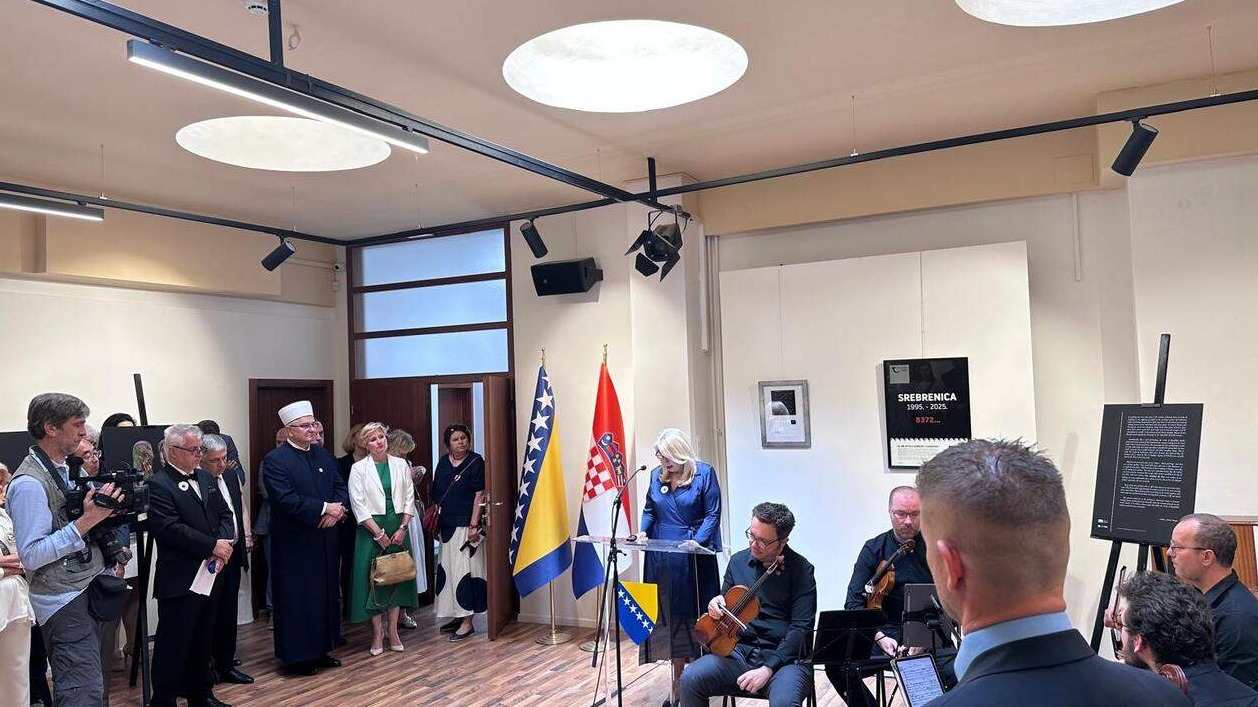 Zagreb: Predstavljena izložba "Mrtvare" i poštanska markica "Srebrenica"