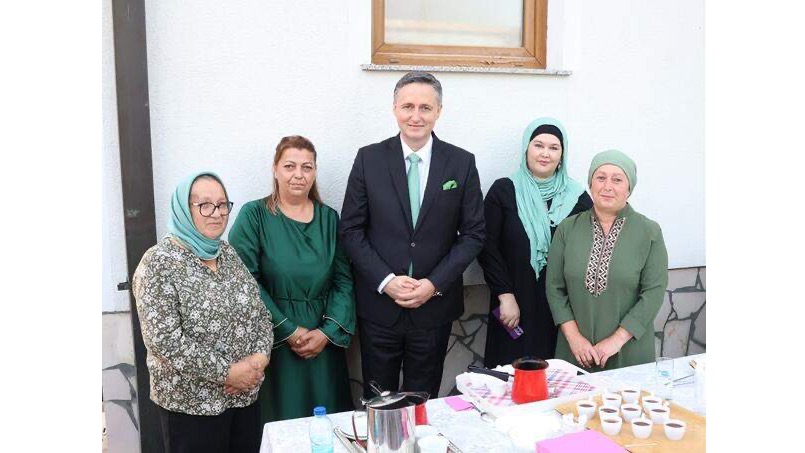 Bećirović klanjao bajram-namaz u Prijedoru: Hambarine su simbol boli, nade i nepokolebljivog povratka