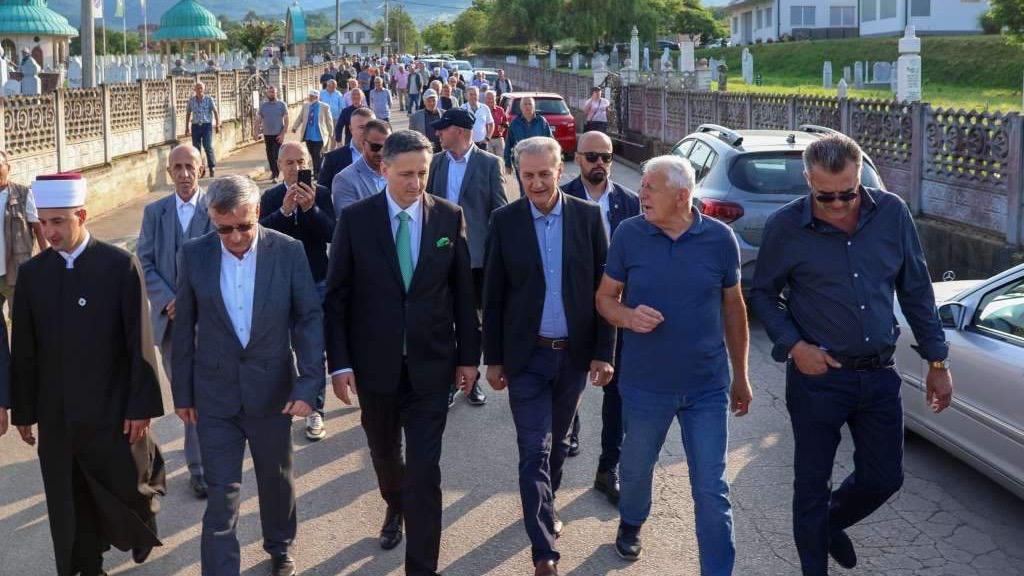 Bećirović odao počast šehidima u Kozarcu i Kamičanima