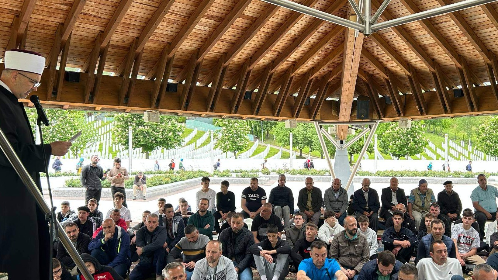 Srebrenica: Deveta godina džuma-namaza na musalli u Potočarima