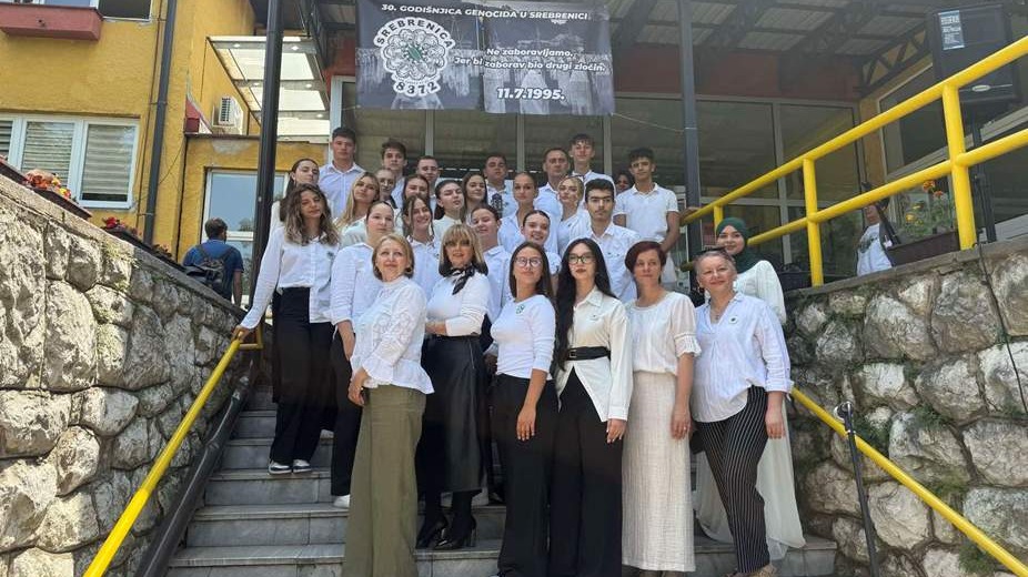 Srednja medicinska škola u Tuzli obilježila 30. godišnjicu genocida nad Bošnjacima u Srebrenici