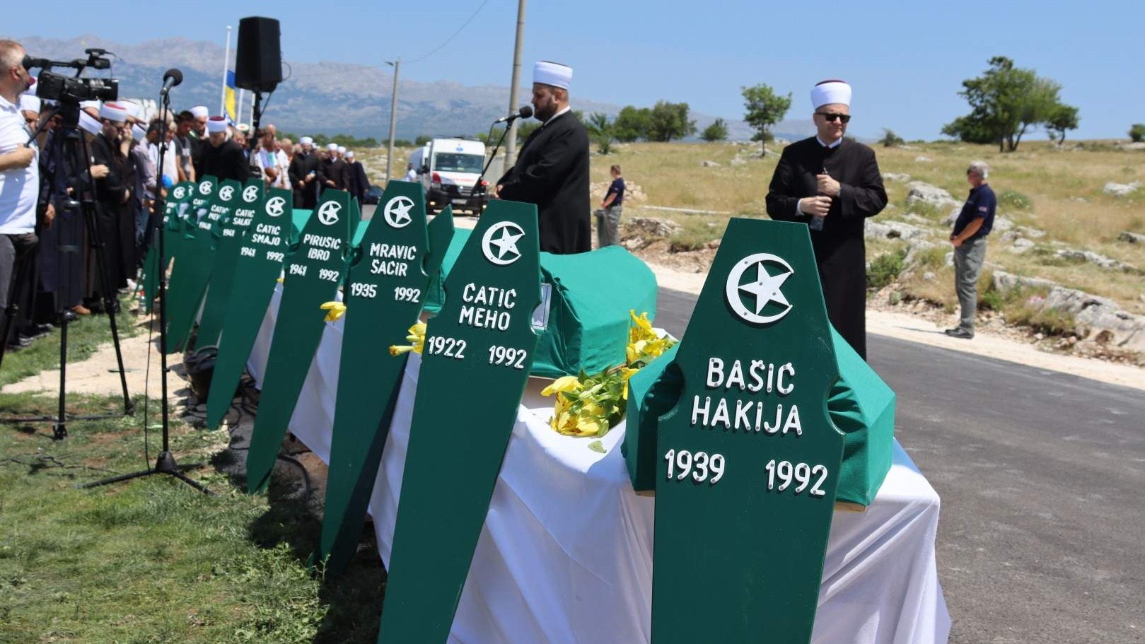 Nekoliko hiljada vjernika klanjalo dženazu namaz žrtvama zločina počinjenog u Žuljima
