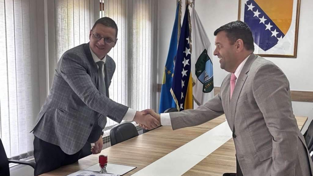 Hurtić posjetio Kalesiju, potpisan ugovor o nastavku gradnje puta prema povratničkom naselju